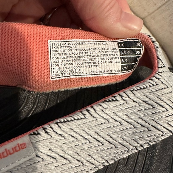 Hey Dude Sandals Women’s 8 Meg Waves Thong Flip Flops Black White Slip On Beach - Picture 5 of 5